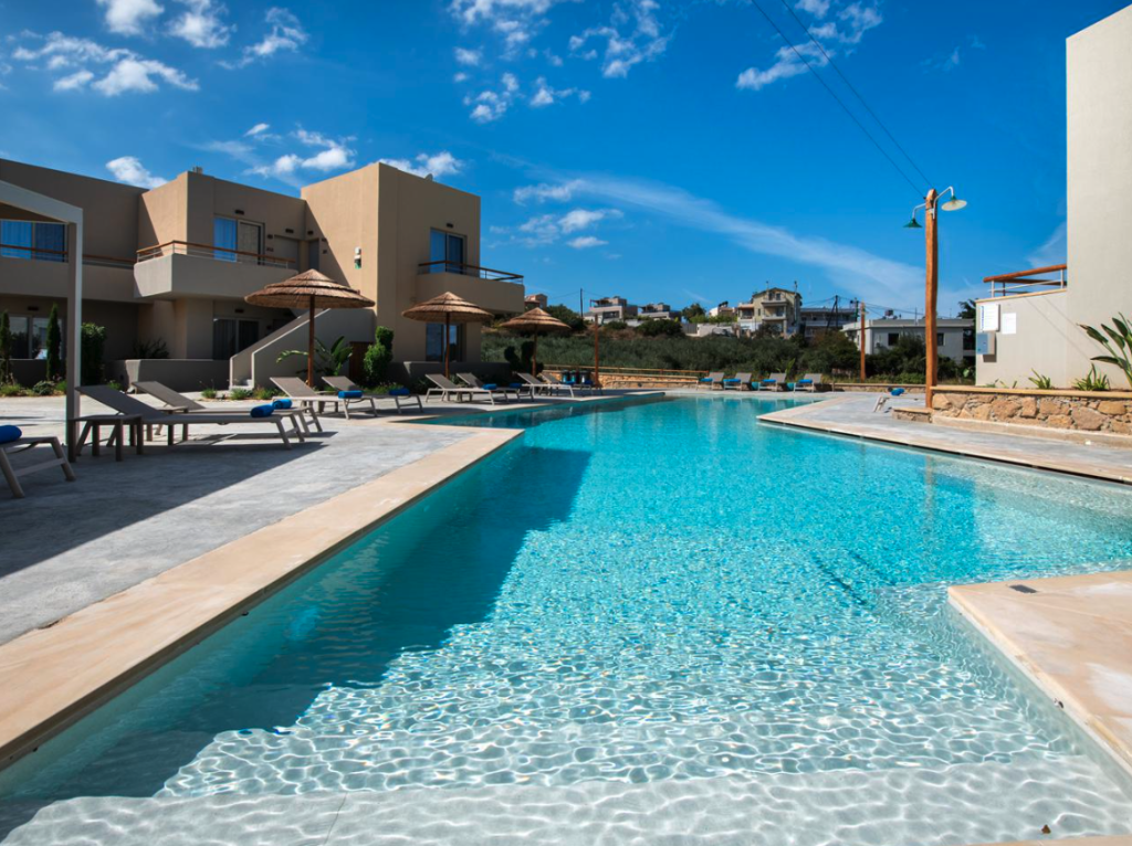 Het zwembad bij het gloednieuwe Villaggio Mare Suites op Kreta